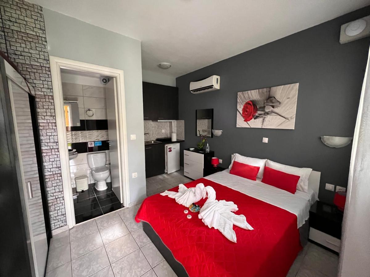 Niriides Rooms Nea Kallikrateia Exteriör bild